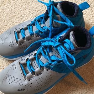 UNDER ARMOUR CURRY HI ELITE PLAYOFF SNEAKER